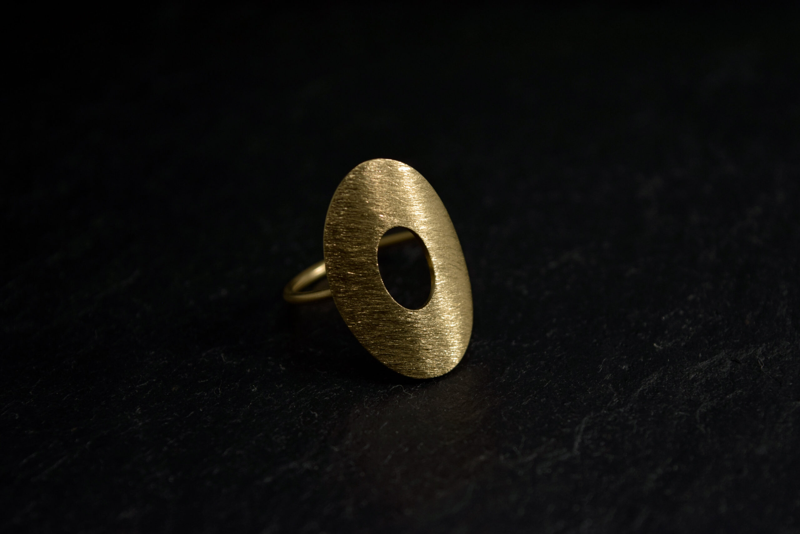 Ring i sølv, Oxyderet, forgyldt og guld