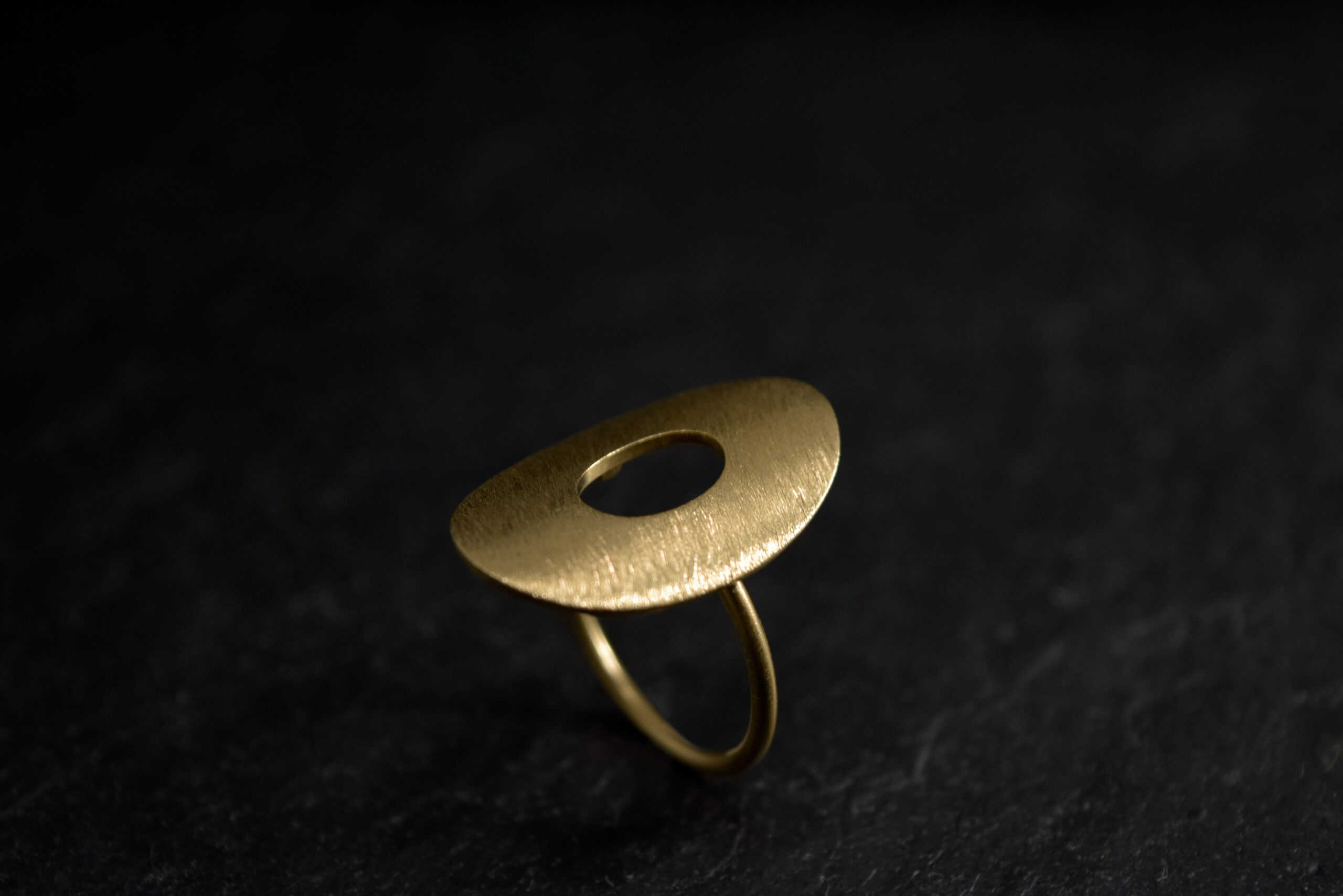 Ring i sølv, Oxyderet, forgyldt og guld