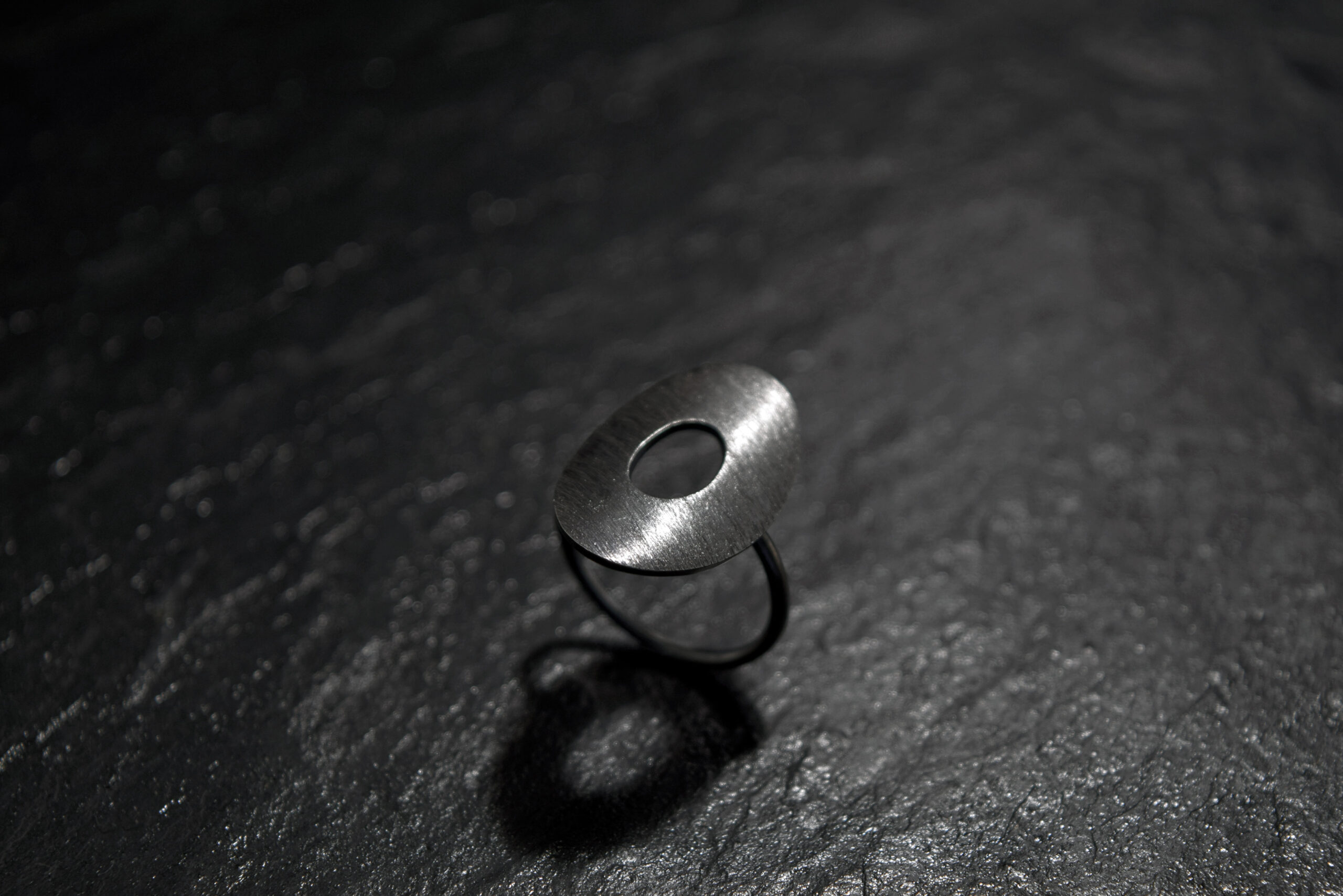 Ring i sølv, Oxyderet, forgyldt og guld