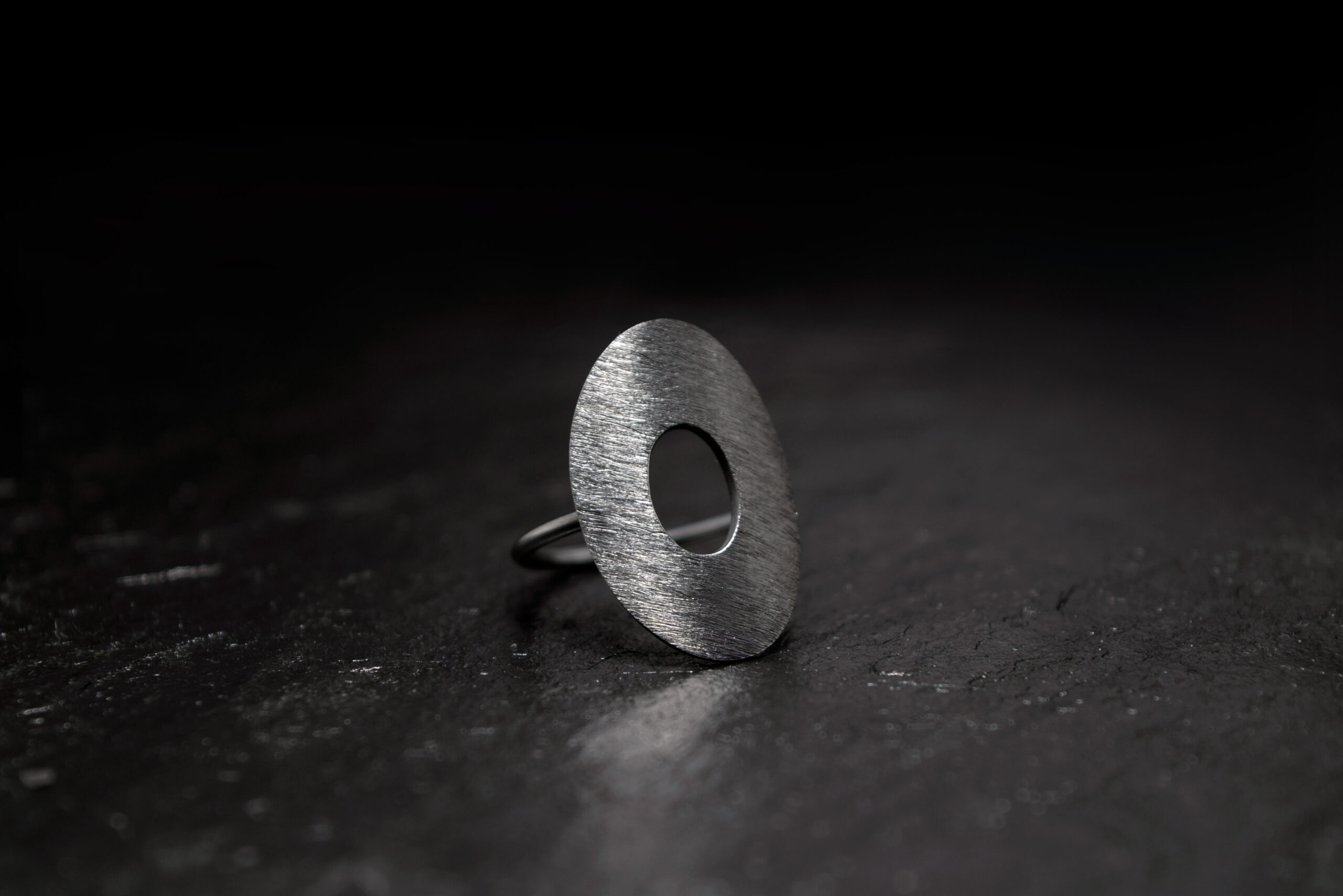Ring i sølv, Oxyderet, forgyldt og guld