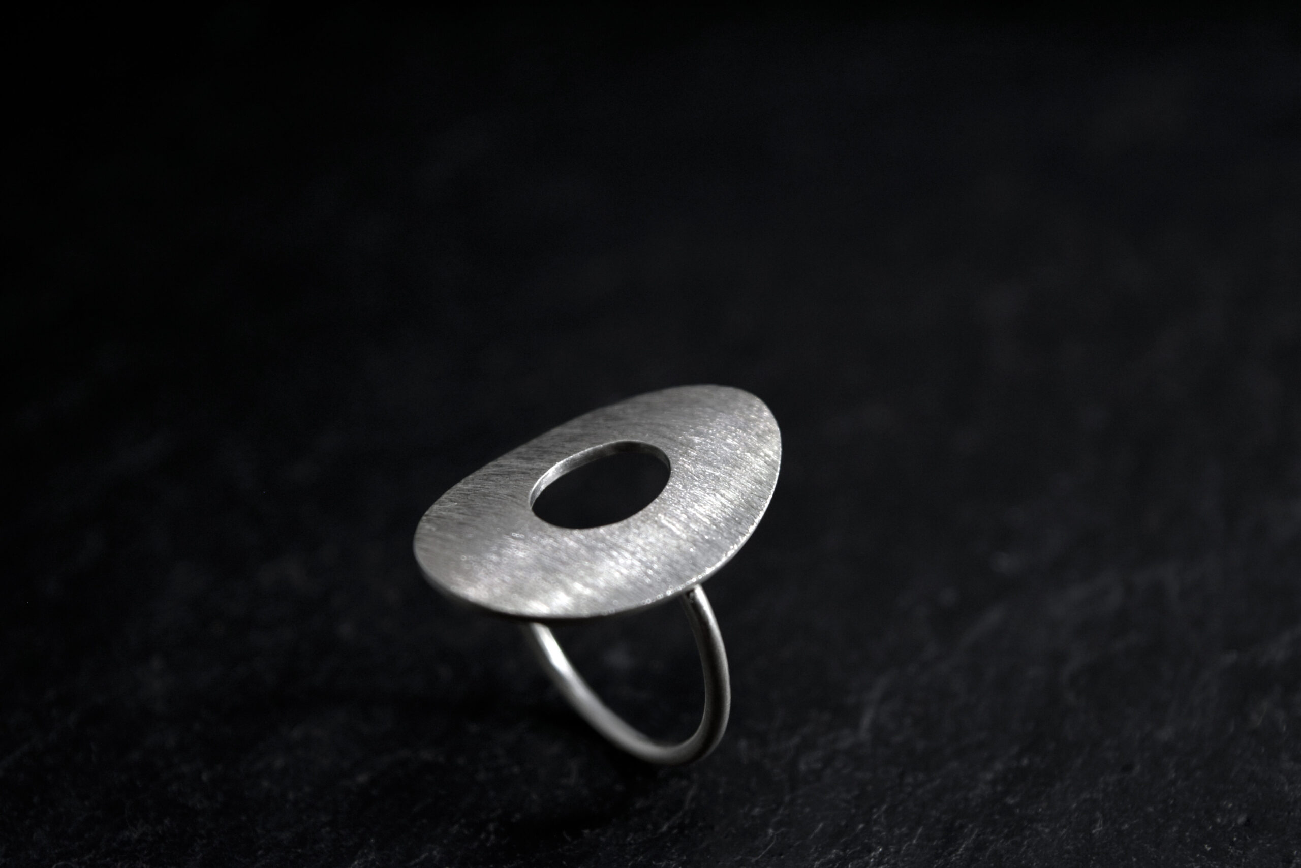 Ring i sølv, Oxyderet, forgyldt og guld