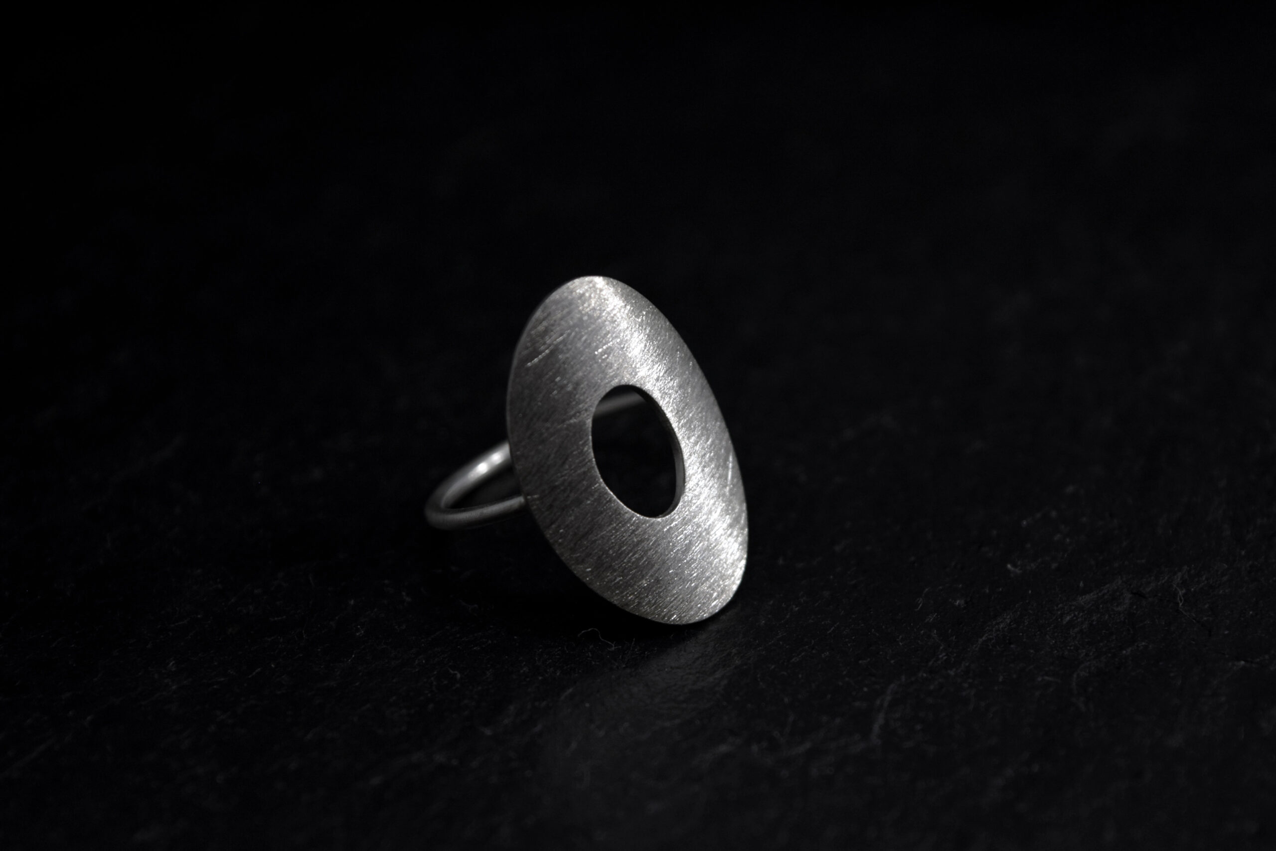 Ring i sølv, Oxyderet, forgyldt og guld