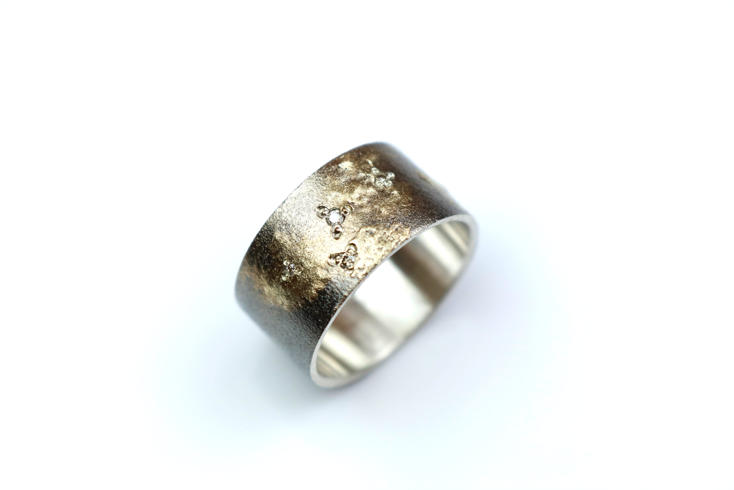 Ring med guld og diamanter