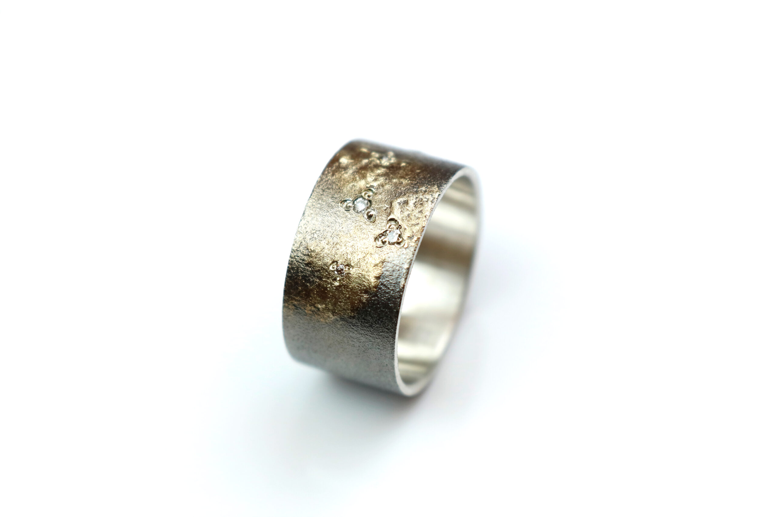 Ring med guld og diamanter